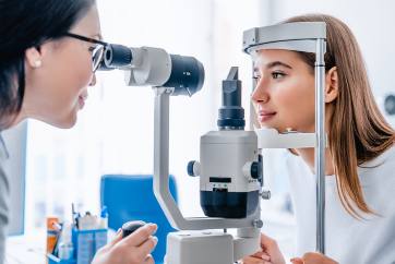 badanie wzroku w gabinecie okulistycznym